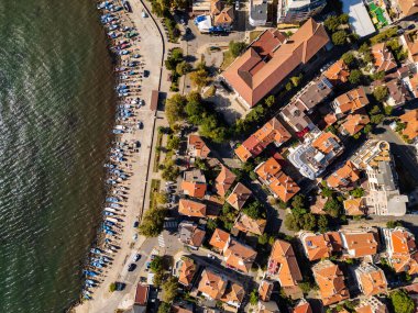 Bu kıyı kasabası renkli çatılara, modern binalara ve hareketli bir rıhtıma sahiptir. Hepsi de sakin sahil boyunca gün ışığıyla aydınlanır. Pomorie, Bulgaristan