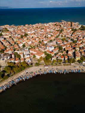 Bu kıyı kasabası renkli çatılara, modern binalara ve hareketli bir rıhtıma sahiptir. Hepsi de sakin sahil boyunca gün ışığıyla aydınlanır. Pomorie, Bulgaristan