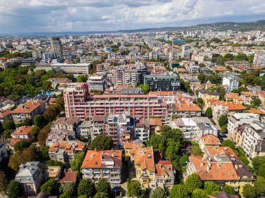 Şehir, güneşli bir günde, renkli çatıları ve yemyeşil caddeleri süsleyen modern ve klasik mimarinin bir karışımını sergiliyor. Varna Bulgaristan