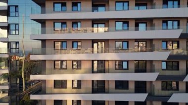Okyanusa bakan geniş balkonlu çağdaş bir apartman. Yapılar temiz hatlar ve cam korkuluklar güneşli bir günde kıyı manzarasını güzelleştirir..