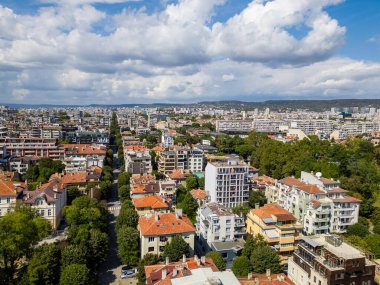 Şehir, güneşli bir günde, renkli çatıları ve yemyeşil caddeleri süsleyen modern ve klasik mimarinin bir karışımını sergiliyor. Varna Bulgaristan