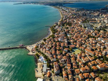 Bu kıyı kasabası renkli çatılara, modern binalara ve hareketli bir rıhtıma sahiptir. Hepsi de sakin sahil boyunca gün ışığıyla aydınlanır. Pomorie, Bulgaristan