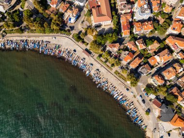 Bu kıyı kasabası renkli çatılara, modern binalara ve hareketli bir rıhtıma sahiptir. Hepsi de sakin sahil boyunca gün ışığıyla aydınlanır. Pomorie, Bulgaristan