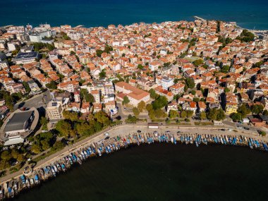 Bu kıyı kasabası renkli çatılara, modern binalara ve hareketli bir rıhtıma sahiptir. Hepsi de sakin sahil boyunca gün ışığıyla aydınlanır. Pomorie, Bulgaristan