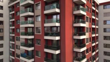 İnsansız hava aracı tarafından ele geçirilmiş modern bir apartman. Renkli cephelerini, cam balkonlarını ve kentsel yerleşim yerlerini temiz, çağdaş bir tasarımla renklendiriyor..