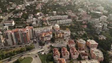 Modern apartman binaları, yeşil alanlar ve yolları olan bir banliyö manzarası. Yeşilliğin ortasında bir yerleşim yeri mimarisi karışımı. Şehir planlama kavramları için mükemmel.