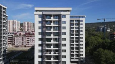 Balkonları ve açık hava alanları olan modern konut binalarının havadan görünüşü. Dairelerin temiz, geometrik tasarımı çağdaş şehir yaşamını ön plana çıkarıyor. İHA ile vurulmuş..