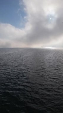Sakin suda sisli bir gün, görüş mesafesi çok düşük. Sakin ve atmosferik deniz manzarası. Hava, ruh hali, doğa ve manzara görselleri için harika..