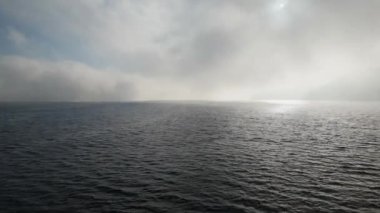 Sakin suda sisli bir gün, görüş mesafesi çok düşük. Sakin ve atmosferik deniz manzarası. Hava, ruh hali, doğa ve manzara görselleri için harika..