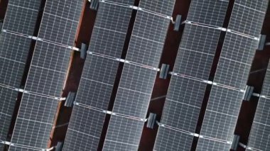 Güneş panellerinin sıra sıra dizilmiş hava aracı görüntüsü, bir güneş çiftliğinin geometrik modelini yakalamak, yenilenebilir enerji, sürdürülebilirlik ve temiz enerji temaları için mükemmel.
