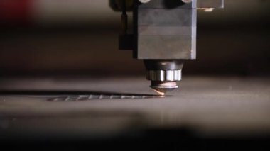Bir CNC lazer kesme makinesi tam olarak metal bir levhayı keser ve parlak kıvılcımlar üretir. Bu endüstriyel süreç modern teknolojiyi ve yüksek teknoloji metalciliği sergiliyor.