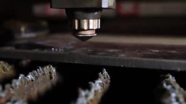 Bir CNC lazer kesme makinesi tam olarak metal bir levhayı keser ve parlak kıvılcımlar üretir. Bu endüstriyel süreç modern teknolojiyi ve yüksek teknoloji metalciliği sergiliyor.