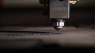 Bir CNC lazer kesme makinesi tam olarak metal bir levhayı keser ve parlak kıvılcımlar üretir. Bu endüstriyel süreç modern teknolojiyi ve yüksek teknoloji metalciliği sergiliyor.