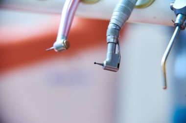 Çeşitli diş aletleri sergilenmekte, dişçi muayenesi ve tedavilerinde kusursuz iş için tasarlanmış vitrin aletleri sergilenmektedir. Renkler temiz ve steril bir ortam olduğunu gösteriyor..