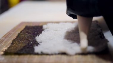Boru kremini suşi pilavının üzerine döküp bambu bir hasırın üzerine seriyorum. Hazırlık sürecine yaklaşıyorum. Kremalı detaylara ve pirinç dokusuna odaklanıyorum..