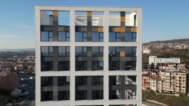 Yeni inşa edilen apartmanda, açık bir günde canlı bir şehir bölgesinde geniş pencereli ve canlı aksanlı eşsiz bir cephe yer alıyor. Çevresindeki şehir manzarası cazibesini artırıyor.
