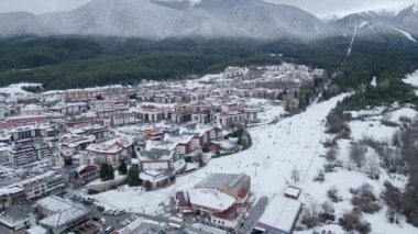 Karla kaplı arazi ve çarpıcı dağ manzaraları arasında kayak meraklıları ile dolu canlı bir kış beldesi, doğayla çevrili canlı bir kasabayı gözler önüne seriyor. Bansko, Bulgaristan