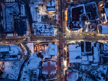 Hava görüntüsü, karla kaplı, karmaşık çatıları görünen, güzel bir kasaba olduğunu gösteriyor. Sahne, alacakaranlık yaklaşırken kışın sessiz güzelliğini yakalar..