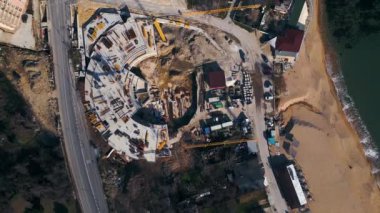 Bulgaristan 'ın Varna kenti yakınlarındaki Kabakum Sahili' nde inşa halindeki yeni otel veya konut kompleksi. Kule vinçleri, metal yapılar ve deniz manzarası bu canlı, güneşli şantiyeyi tanımlar..