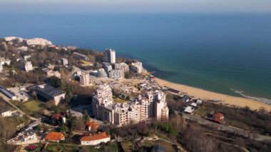 Bulgaristan 'ın Varna kenti yakınlarındaki Kabakum Sahili' nde inşa halindeki yeni otel veya konut kompleksi. Kule vinçleri, metal yapılar ve deniz manzarası bu canlı, güneşli şantiyeyi tanımlar..