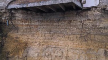 Varna yakınlarındaki Galata Burnu 'ndaki harabe kafe ve terk edilmiş deniz feneri, bir heyelandan etkilenmiş, ormanlık bir uçurum ve bulutlu bir gökyüzünün altında kayalık bir kıyı şeridi ile çevrili..