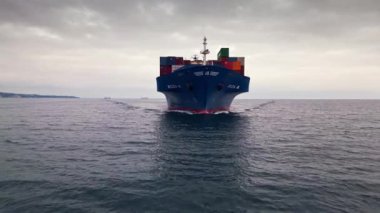 Varna körfezindeki Karadeniz 'in sakin sularında seyreden mavi bir konteyner gemisi Roza A' nın önü. Varna, Bulgaristan - 21 Ocak 2025