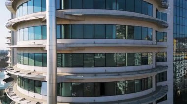 Modern bir ofis ya da konut arka planı boyunca İHA uçuşu.