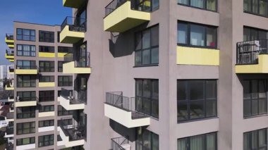 Eşsiz mimari cepheleri olan renkli konut binalarının hava aracı görüntüsü, modern şehir tasarımı ve canlı şehir manzarası sergileniyor..