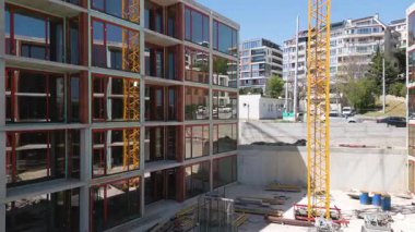 İnşaat halindeki modern konut binaları iskele ve vinçlerle aydınlık bir günde çekildi..