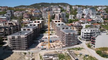İnşaat halindeki modern konut binaları iskele ve vinçlerle aydınlık bir günde çekildi..