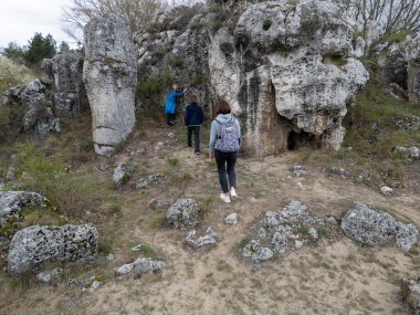 Anne ve iki çocuk kurak, yarı çöl bir arazide kayalık araziyi keşfediyorlar. Çocuklar taş formasyonlarıyla oynarken anne izliyor ve birlikte açık hava macerasının tadını çıkarıyor..