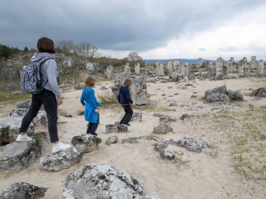 Anne ve iki çocuk kurak, yarı çöl bir arazide kayalık araziyi keşfediyorlar. Çocuklar taş formasyonlarıyla oynarken anne izliyor ve birlikte açık hava macerasının tadını çıkarıyor..