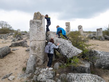 Anne ve iki çocuk kurak, yarı çöl bir arazide kayalık araziyi keşfediyorlar. Çocuklar taş formasyonlarıyla oynarken anne izliyor ve birlikte açık hava macerasının tadını çıkarıyor..