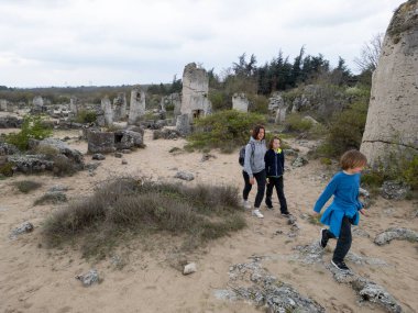 Anne ve iki çocuk kurak, yarı çöl bir arazide kayalık araziyi keşfediyorlar. Çocuklar taş formasyonlarıyla oynarken anne izliyor ve birlikte açık hava macerasının tadını çıkarıyor..