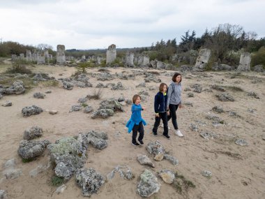 Anne ve iki çocuk kurak, yarı çöl bir arazide kayalık araziyi keşfediyorlar. Çocuklar taş formasyonlarıyla oynarken anne izliyor ve birlikte açık hava macerasının tadını çıkarıyor..