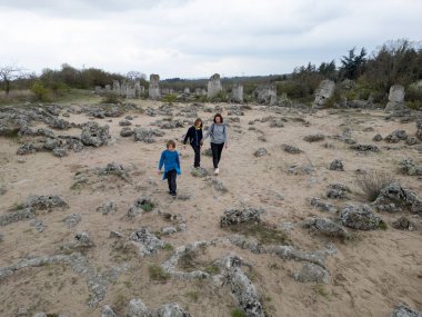 Anne ve iki çocuk kurak, yarı çöl bir arazide kayalık araziyi keşfediyorlar. Çocuklar taş formasyonlarıyla oynarken anne izliyor ve birlikte açık hava macerasının tadını çıkarıyor..
