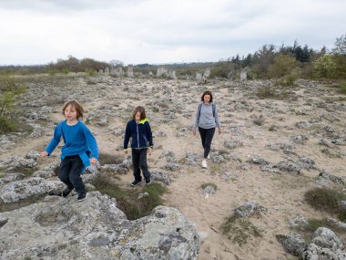 Anne ve iki çocuk kurak, yarı çöl bir arazide kayalık araziyi keşfediyorlar. Çocuklar taş formasyonlarıyla oynarken anne izliyor ve birlikte açık hava macerasının tadını çıkarıyor..
