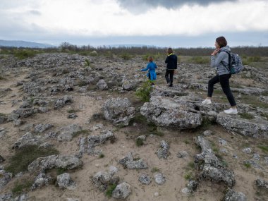 Anne ve iki çocuk kurak, yarı çöl bir arazide kayalık araziyi keşfediyorlar. Çocuklar taş formasyonlarıyla oynarken anne izliyor ve birlikte açık hava macerasının tadını çıkarıyor..