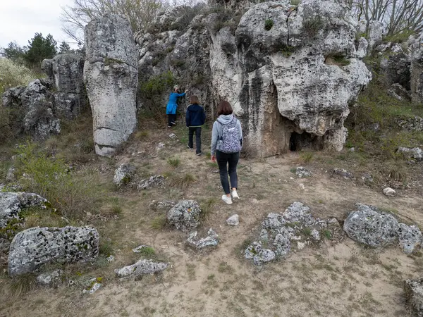 Anne ve iki çocuk kurak, yarı çöl bir arazide kayalık araziyi keşfediyorlar. Çocuklar taş formasyonlarıyla oynarken anne izliyor ve birlikte açık hava macerasının tadını çıkarıyor..