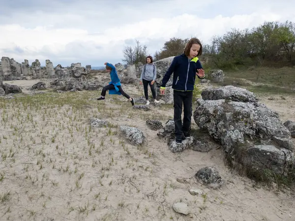 Anne ve iki çocuk kurak, yarı çöl bir arazide kayalık araziyi keşfediyorlar. Çocuklar taş formasyonlarıyla oynarken anne izliyor ve birlikte açık hava macerasının tadını çıkarıyor..
