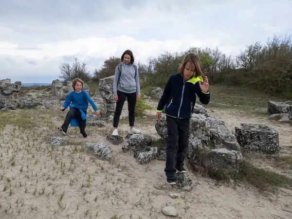 Anne ve iki çocuk kurak, yarı çöl bir arazide kayalık araziyi keşfediyorlar. Çocuklar taş formasyonlarıyla oynarken anne izliyor ve birlikte açık hava macerasının tadını çıkarıyor..
