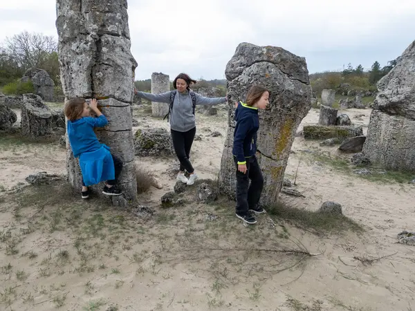 Anne ve iki çocuk kurak, yarı çöl bir arazide kayalık araziyi keşfediyorlar. Çocuklar taş formasyonlarıyla oynarken anne izliyor ve birlikte açık hava macerasının tadını çıkarıyor..