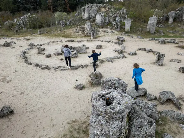 Anne ve iki çocuk kurak, yarı çöl bir arazide kayalık araziyi keşfediyorlar. Çocuklar taş formasyonlarıyla oynarken anne izliyor ve birlikte açık hava macerasının tadını çıkarıyor..