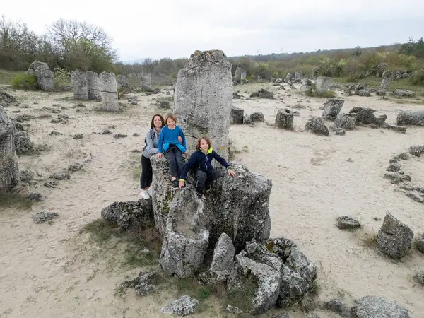 Anne ve iki çocuk kurak, yarı çöl bir arazide kayalık araziyi keşfediyorlar. Çocuklar taş formasyonlarıyla oynarken anne izliyor ve birlikte açık hava macerasının tadını çıkarıyor..
