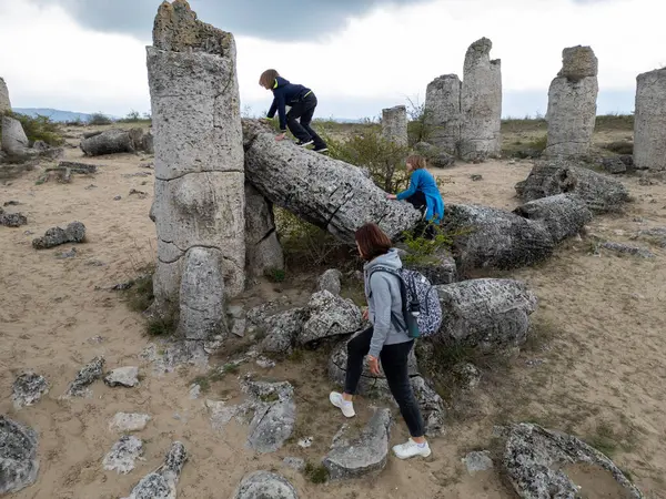 Anne ve iki çocuk kurak, yarı çöl bir arazide kayalık araziyi keşfediyorlar. Çocuklar taş formasyonlarıyla oynarken anne izliyor ve birlikte açık hava macerasının tadını çıkarıyor..