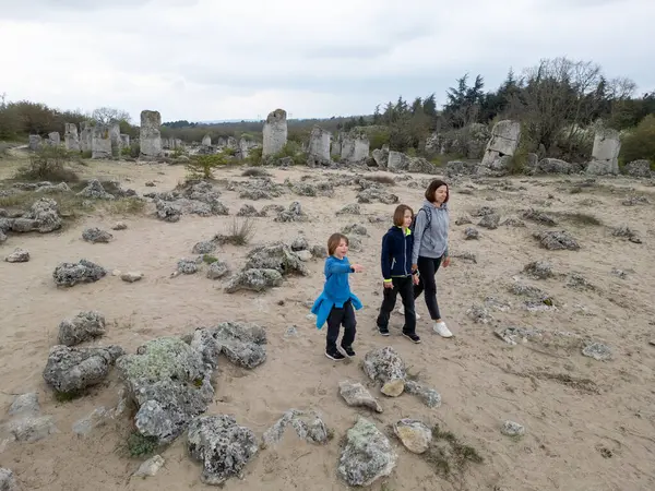 Anne ve iki çocuk kurak, yarı çöl bir arazide kayalık araziyi keşfediyorlar. Çocuklar taş formasyonlarıyla oynarken anne izliyor ve birlikte açık hava macerasının tadını çıkarıyor..