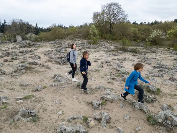 Anne ve iki çocuk kurak, yarı çöl bir arazide kayalık araziyi keşfediyorlar. Çocuklar taş formasyonlarıyla oynarken anne izliyor ve birlikte açık hava macerasının tadını çıkarıyor..