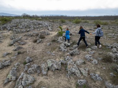 Anne ve iki çocuk kurak, yarı çöl bir arazide kayalık araziyi keşfediyorlar. Çocuklar taş formasyonlarıyla oynarken anne izliyor ve birlikte açık hava macerasının tadını çıkarıyor..
