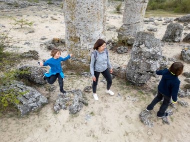 Anne ve iki çocuk kurak, yarı çöl bir arazide kayalık araziyi keşfediyorlar. Çocuklar taş formasyonlarıyla oynarken anne izliyor ve birlikte açık hava macerasının tadını çıkarıyor..