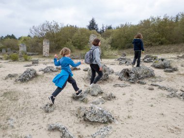 Anne ve iki çocuk kurak, yarı çöl bir arazide kayalık araziyi keşfediyorlar. Çocuklar taş formasyonlarıyla oynarken anne izliyor ve birlikte açık hava macerasının tadını çıkarıyor..